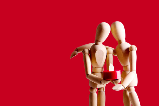 拿着蜡烛的木头人图片下载