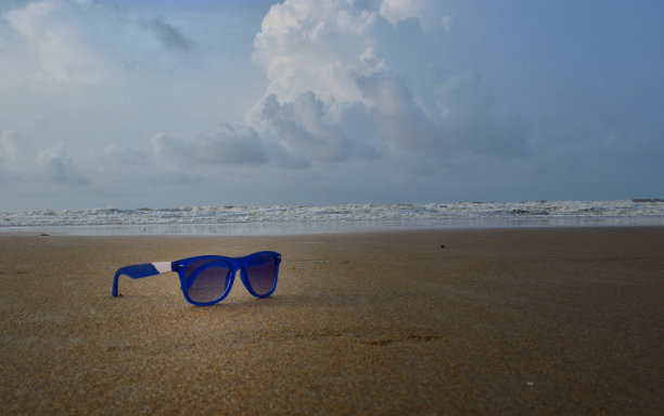 海滩上的一块孤立的太阳玻璃。图片下载