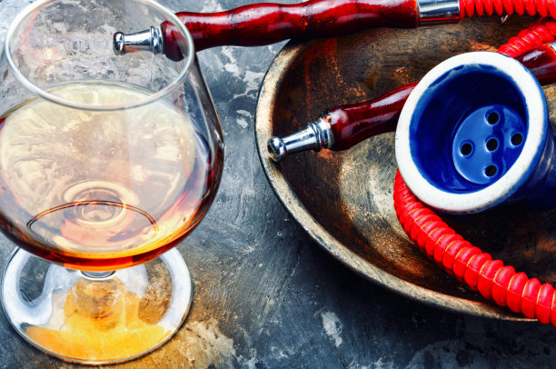 吸着白兰地口味的水烟图片下载