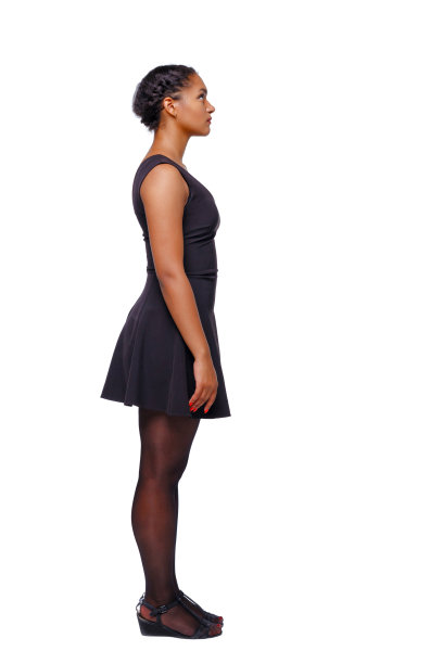 一个穿棕色裙子的非裔美国妇女的侧视图。图片下载