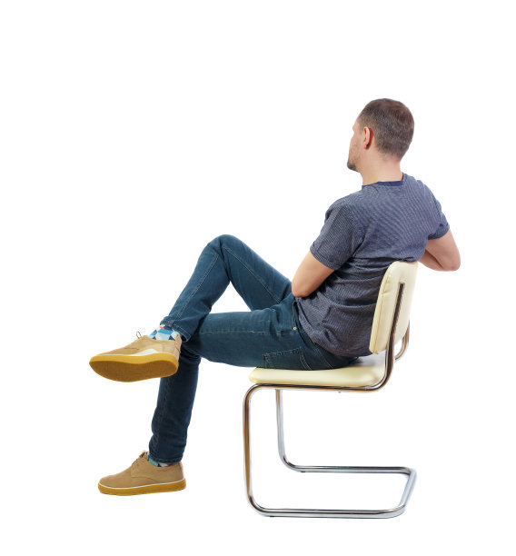 一个男人坐在椅子上的背影。图片下载