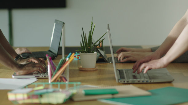 一个项目的团队工作。创业公司。近距离观察双手图片下载