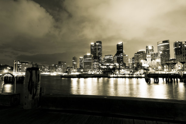 黑色和白色的城市天际线在晚上，背景与复制空间图片下载