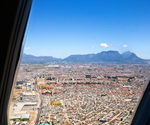 贫穷的开普敦郊区，后面的桌山在远处图片下载