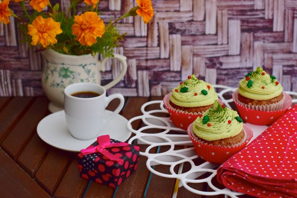 抹茶绿茶糖霜圣诞纸杯蛋糕图片下载