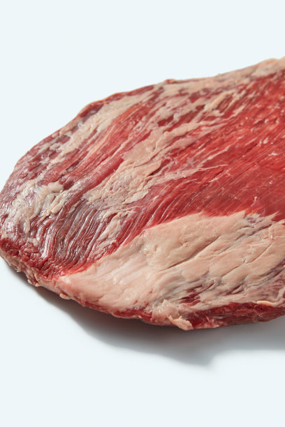 新鲜有机天然生牛腩牛排，近距离结构ob牛肉在一个白色的背景，复制空间。图片下载