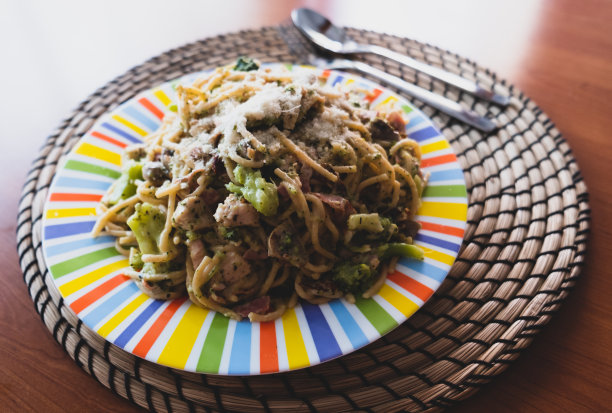 彩色的意大利面条放在木桌上图片下载