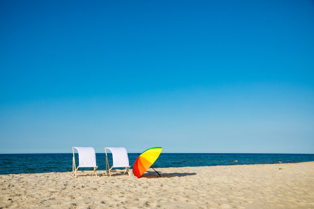 海滩上的躺椅图片下载