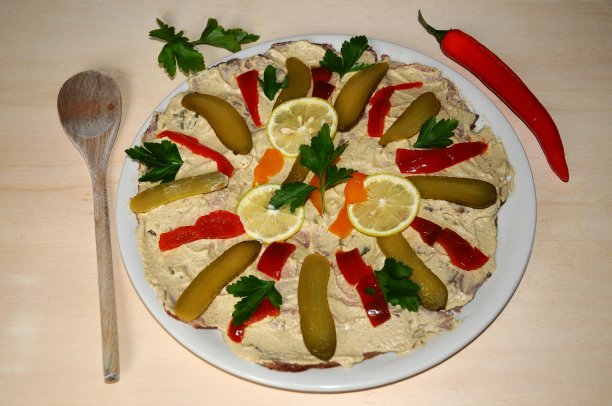 经典的意大利开胃菜，配上小牛肉和鱼，盛在白色的盘子里图片下载