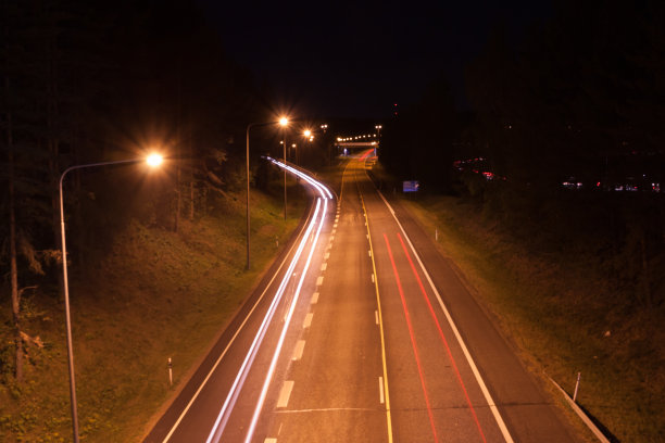长曝光照片的交通和模糊的痕迹，在芬兰的夜晚，俯视图。图片下载