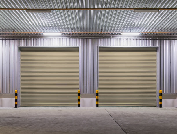 百叶窗的夜晚图片下载