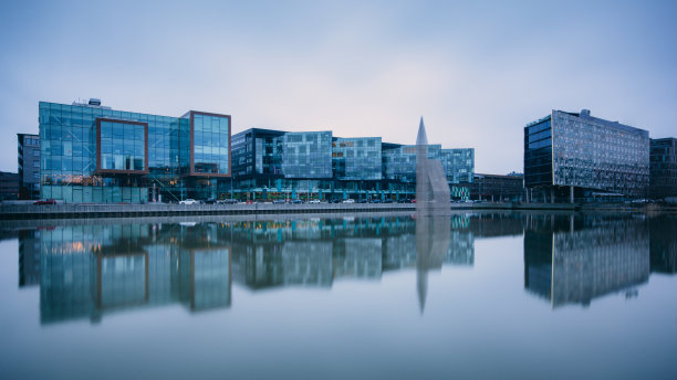 瑞典哥德堡林德霍曼科学园的现代建筑映在水中图片下载