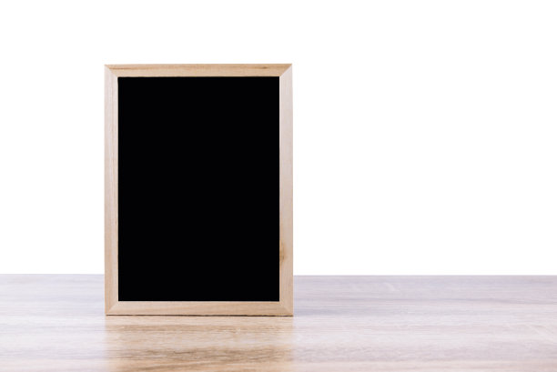 木桌上的空白黑板孤立在白色背景上图片下载
