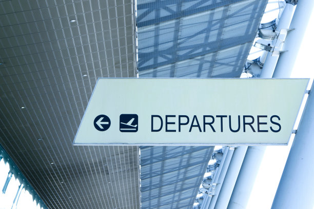 机场离开的迹象。抽象的现代机场室内定向标志图片下载