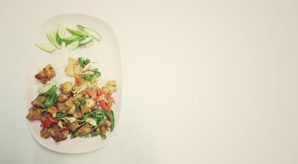 米饭配炒香酥猪肉和罗勒炒蛋，白底。泰国风格的食物。图片下载