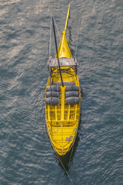 波尔图是葡萄牙第二大城市，传统的波尔图葡萄酒贸易船。位于葡萄牙北部的杜罗河河口。它的历史核心是联合国教科文组织的世界遗产图片下载