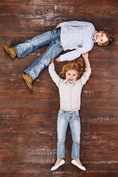 获得朋友的唯一方法就是自己要够朋友。女孩抱着男孩，看着镜头微笑图片下载