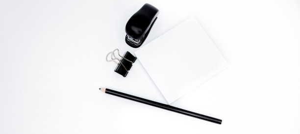 静止的概念，平铺顶视图铅笔照片，订，回形针，笔记在白色背景与复制空间。图片下载