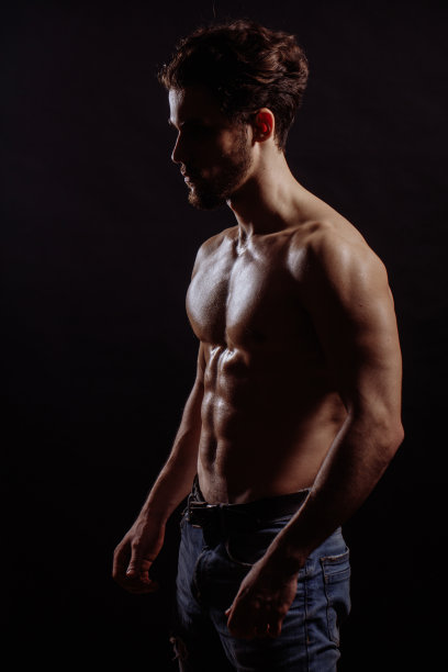 侧视图照片苗条，运动男子的剪影图片下载