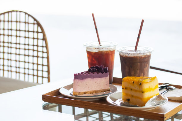 桌上有冷咖啡和甜点蛋糕图片下载