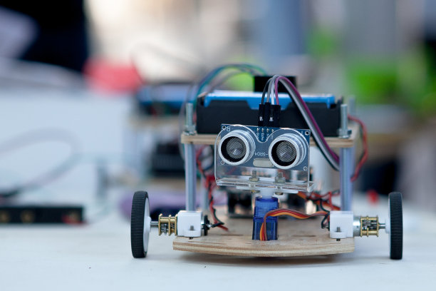 实验室中与实验板连接的电子元件。电气工程与电缆和控制器。现代科技、电子、diy产品工程图片下载