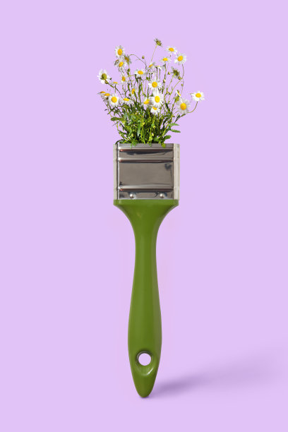 在紫罗兰色的背景上用野花和洋甘菊作为画笔，复制空间。画夏天的风景。图片下载