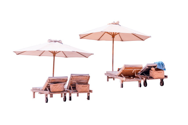 木制沙滩椅和雨伞孤立在白色背景上。图片下载