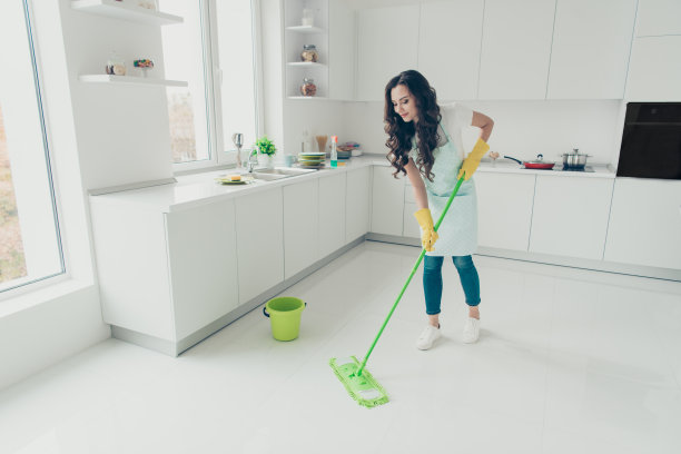 全身的身体尺寸照片美丽的，忙碌的，好的，职责，她，她的太太，家庭主妇，洗白色的地板小心，不匆忙，女佣，穿牛仔裤，牛仔，休闲t恤，覆盖着可爱的围裙，明亮的灯厨房图片下载