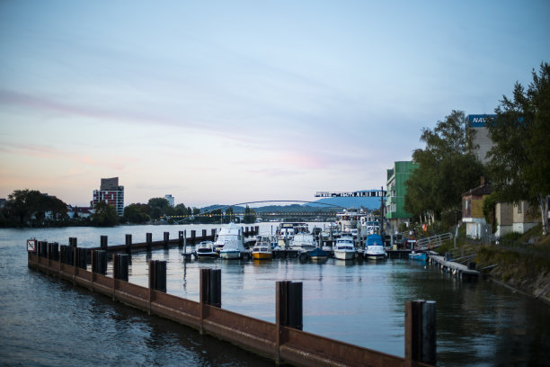 宁静的小船码头上的河流景观蓝天下午宁静的环境图片下载