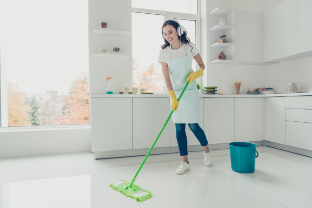 全长体型侧面轮廓照片漂亮细心勤奋好的愉快的职责她她的夫人耳罩头穿牛仔裤牛仔休闲t恤覆盖可爱围裙厨房明亮的光线图片下载