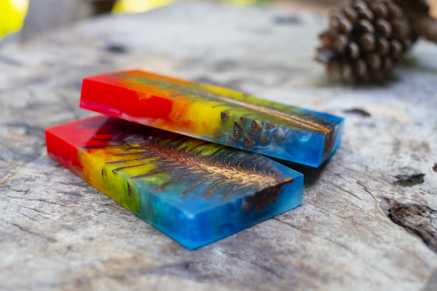 浇注环氧树脂稳定松果抽象艺术模糊背景图片下载