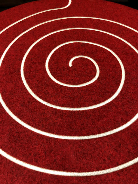 白色圆环红色背景图片下载