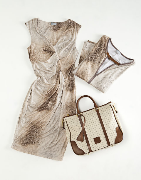 女性服装与大手提袋隔离在白色背景图片下载