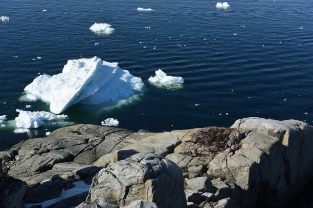 格陵兰岛北冰洋上的冰山正在融化图片下载