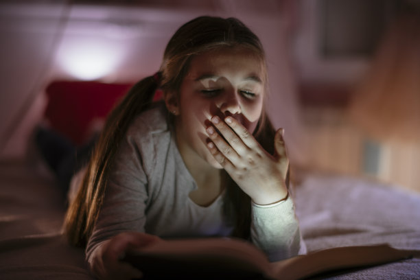 小女孩在床上看书图片下载