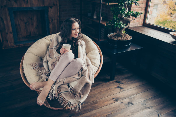 近距离的照片甜美美丽的黑发的她她的夫人平静的家的客厅早上放松的热饮盖毯子穿着家庭的家装衣服装坐舒适的扶手椅图片下载