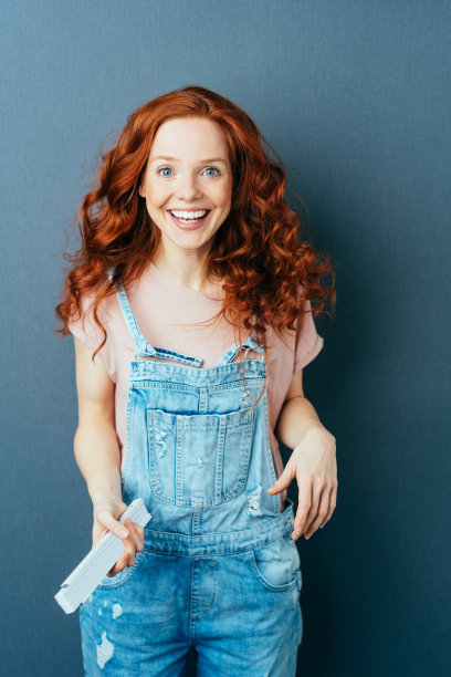 有创造力的快乐女人拿着建筑标尺图片下载