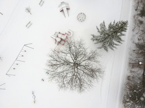 全市冬季天气预报预警日有高级别降雪和暴风雪。从鸟瞰图上方鸟瞰儿童游乐场。儿童公园覆盖着厚厚的一层雪。美国。图片下载