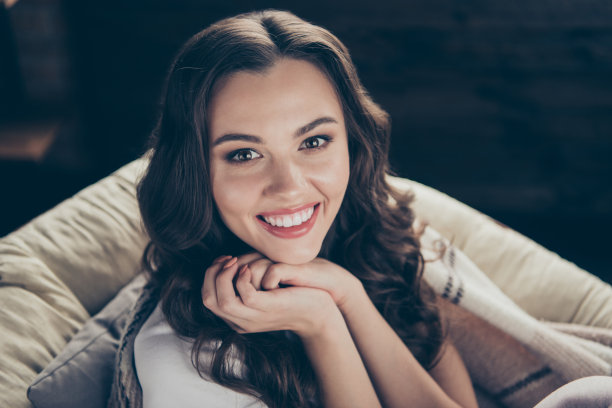 近距离的照片美丽的黑发的她，她的女士想象飞行放松的毯子，手，胳膊在一起听感兴趣的穿着家居服衣服装，坐舒适的扶手椅图片下载