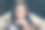 近距离的照片美丽的黑发的她，她的女士想象飞行放松的毯子，手，胳膊在一起听感兴趣的穿着家居服衣服装，坐舒适的扶手椅图片下载