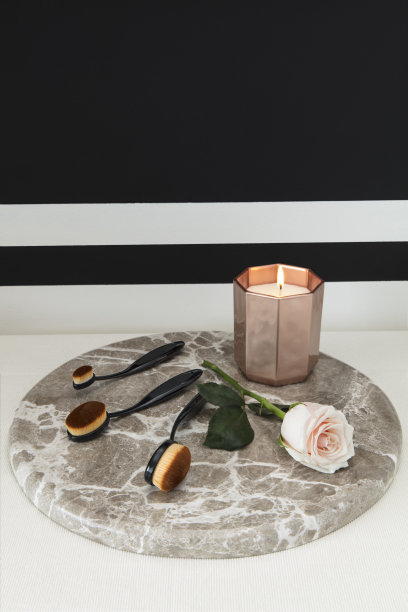 化妆刷隔离在梳妆台上图片下载