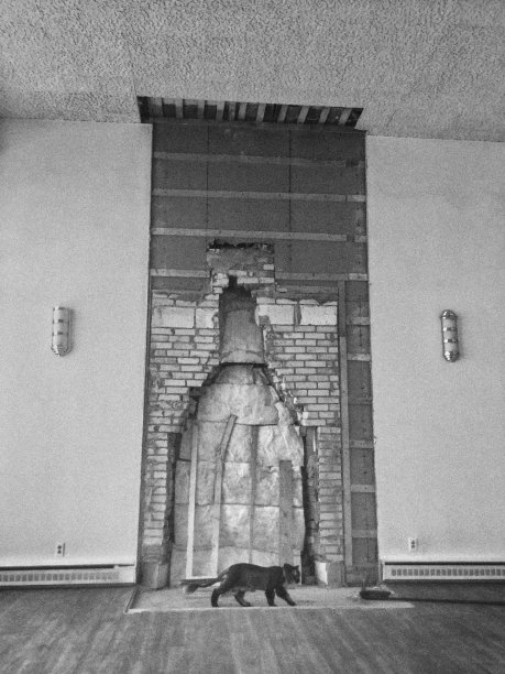 黑白图像的家庭改善，在进展中，一个旧壁炉拆除后。图片下载