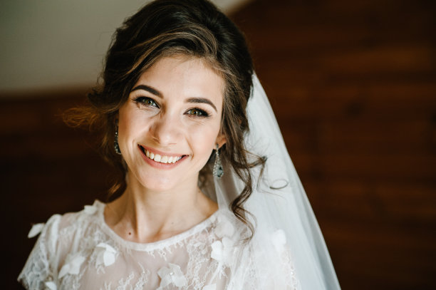 完美的时尚模特有着美丽的发型和妆容。美丽的新娘的风格。穿着奢华婚纱的新娘。图片下载