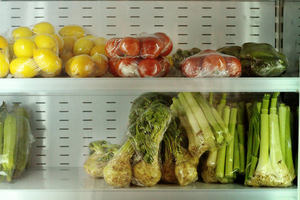 新鲜水果和蔬菜在货架上的市场-库存形象图片下载