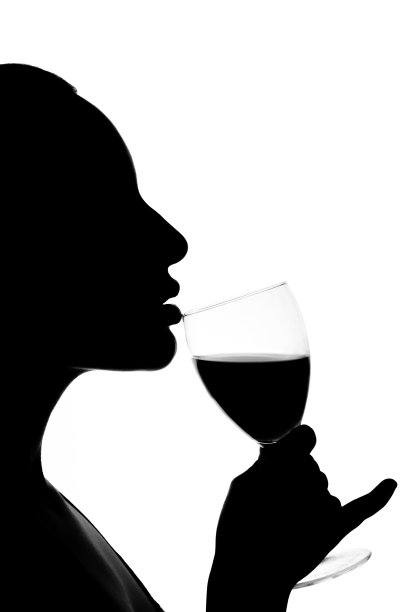 女人喝酒的剪影图片下载