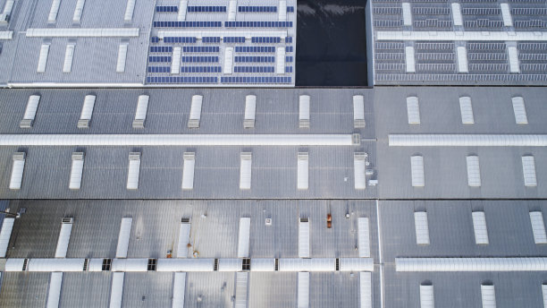 大型工业建筑屋顶鸟瞰图图片下载