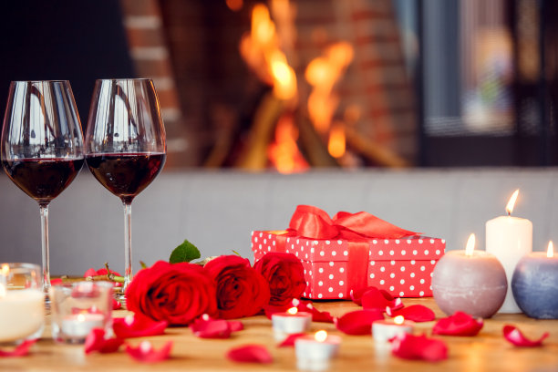 约会在餐厅的桌子上装饰着玫瑰花和礼品盒，没有人近距离观看图片下载