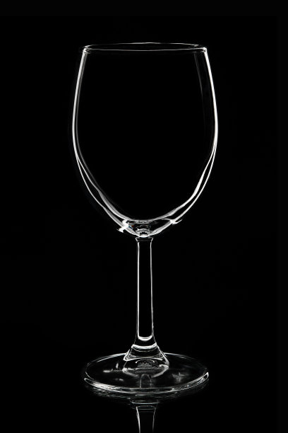 空酒杯孤立在白色的背景。图片下载