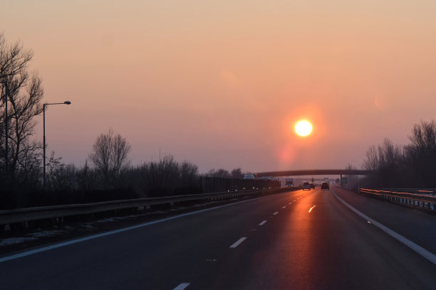 日落在高速公路图片下载