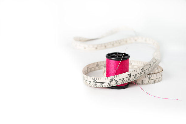 缝线上带针的白色卷尺图片下载